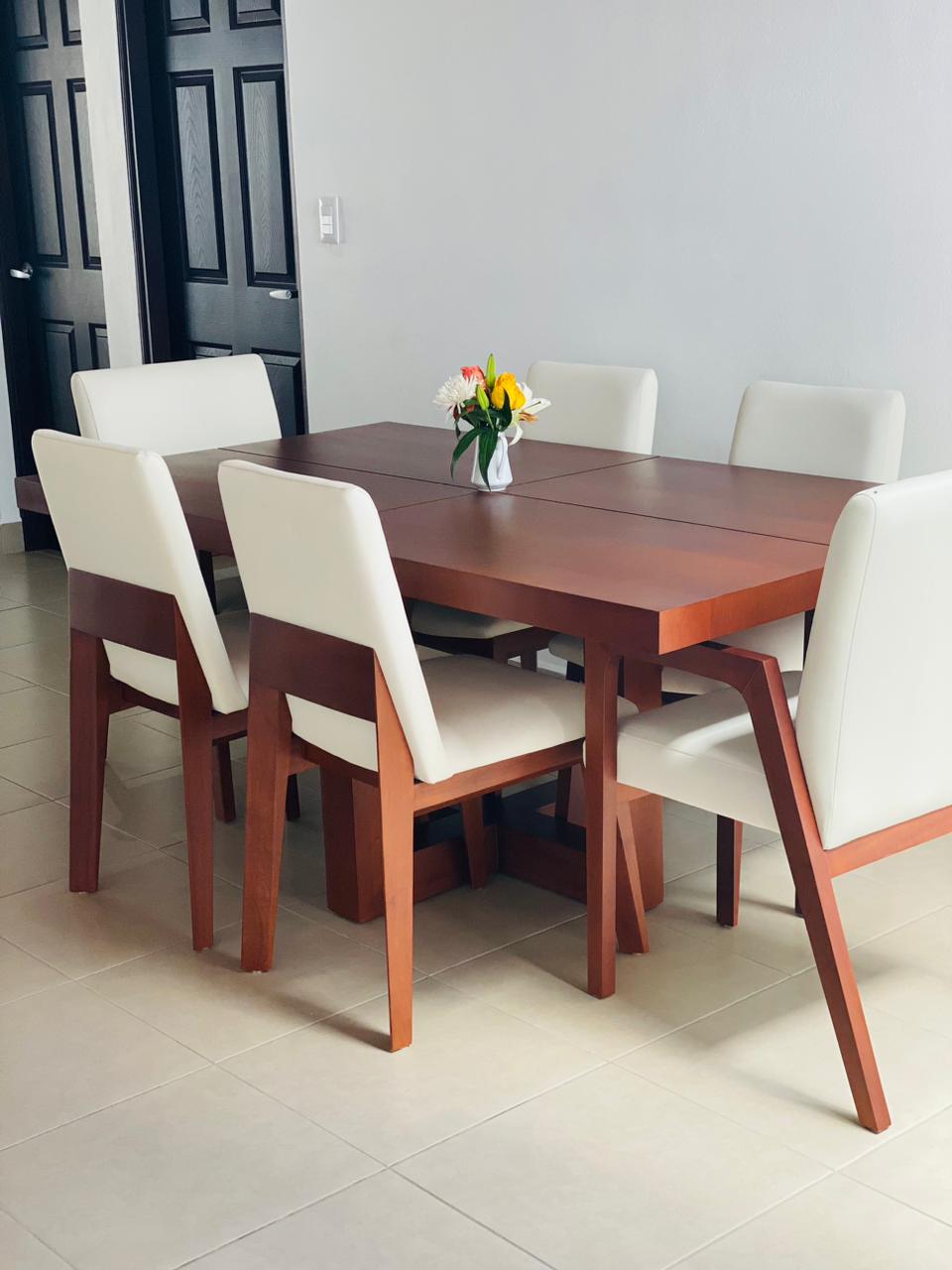 Mesa de comedor Carmín